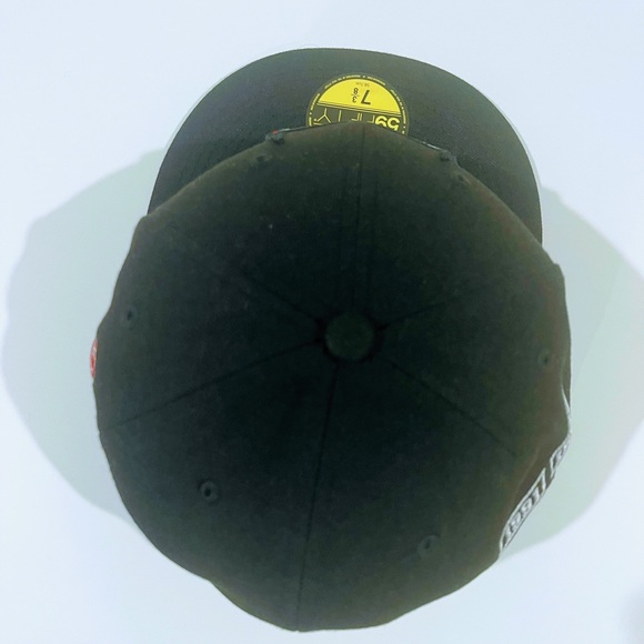 Chicago Bulls Black Fitted Hat with Championship Patches. - Picture 5 of 8